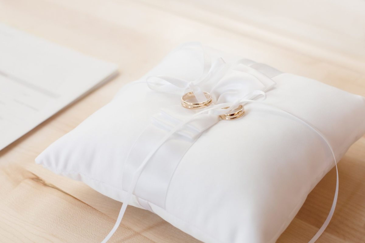 bed-bedroom-cushion-decorative-372225